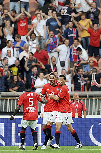 Los jugadores del PSG celebran un tanto frente al Arles-Avignon.