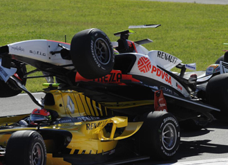 Maldonado vuela por encima de Grosjean en la salida de la primera carrera de GP2.