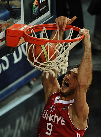 El turco Semih Erden machacha el aro en la semifinal ante Serbia.