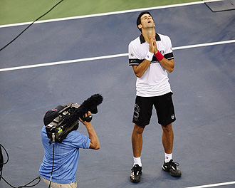 Novak Djokovic agradece a su manera su pase a la final del US Open.