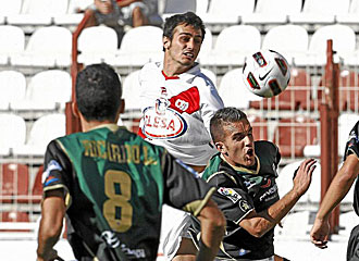 Ricardo, de espaldas en la foto del partido del sbado ante el Rayo Vallecano, fue uno de los jugadores del Tenerife que sac la cara por el tcnico Gonzalo Arconada