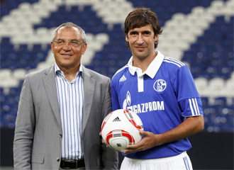 Magath y Ral durante la presentacin del madrileo en el Schalke 04.