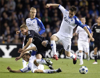 Gronkjaer pelea por un baln en el encuentro de la previa de Liga de Campeones ante el Rosenborg.
