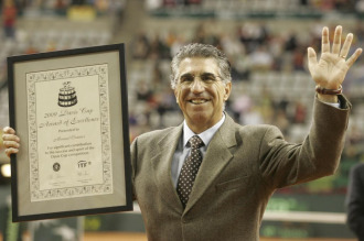 Manuel Orantes recibe un homenaje en la Copa Davis en 2009.