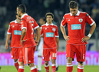 Varios jugadores del Benfica, apesadumbrados tras el partido en Guimaraes.