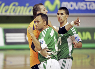 Amado es abrazado por sus compaeros durante un partido con el Inter Movistar.