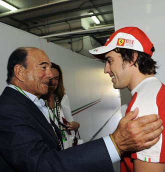 Emilio Botn, con Fernando Alonso en un Gran Premio