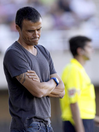 Luis Enrique, pensativo en la banda durante la goleada sufrida por el Barcelona B en Cartagena el pasado sbado