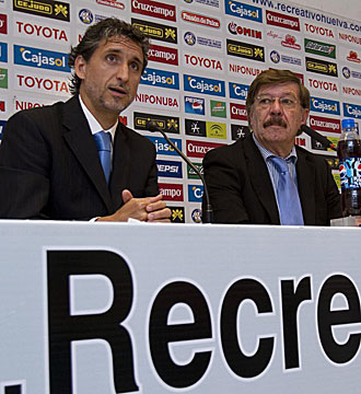 Pablo Alfaro y el presidente Francisco Mendoza durante la rueda de prensa de la presentacin del entrenador como tcnico del Decano