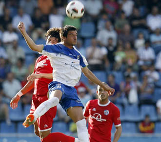 natalio disputa un baln aereo durante el partido de liga entre el Tenerife y el Salamanca.