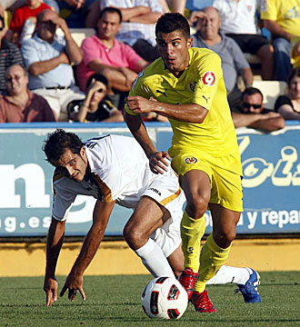 Iago Falqu se escapa de un rival durante el partido de esta temporada del Villarreal B ante el Albacete