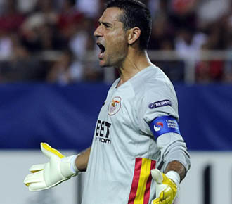 Palop se queja a su defensa en el partido de vuelta de la previa de la Liga de Campeones entre el Sevilla y el Sporting de Braga que signific la eliminacin del equipo andalz de la mxima competicin continental.