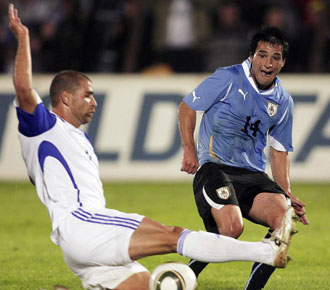 Lodeiro durante un partido del Mundial 2010 con al seleccin uruguaya.