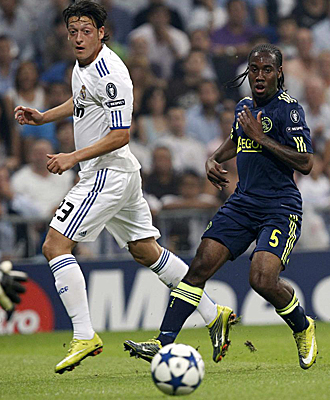 Özil recibió su primera gran ovación del Santiago Bernabéu en su debut en Liga de Campeones con el conjunto blanco.