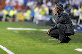 Mourinho, concentrado durante el partido ante el Ajax