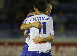 Nino celebra un gol con Natalio en un partido de pretemporada
