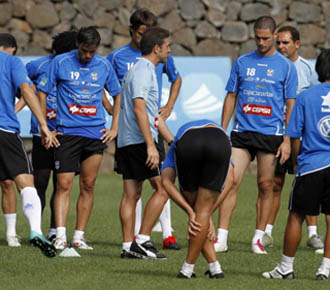 Arconada da instrucciones a sus jugadores en una sesin de entrenamiento del Tenerife.