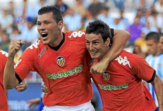 David Navarro celebra el gol con Aduriz