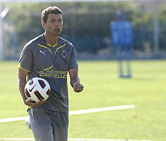 Javi Gracia, durante un entrenamiento del Villarreal B de esta temporada