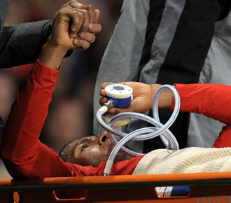 Antonio Valencia es retirado lesionado el pasado martes en el partido de la Champions League ante el Rangers.