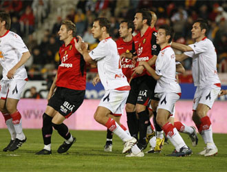 Los jugadores del Mallorca y Osasuna se disponen a rematar un saque de esquina en un partido de la pasada temporada.