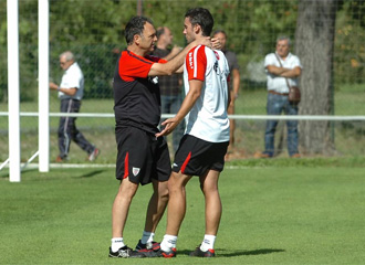 Joaqun Caparrs charla con Ustaritz durante un entrenamiento del Athletic.