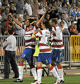 Tariq, que podra entrar en el once titular de Fabri, celebra un gol del Granada de la pasada temporada