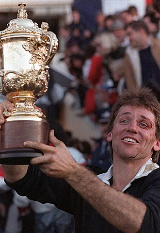 David Kirk, el capitn de los 'All Blacks' en 1987, levanta la nica William Webb Ellis Cup conquistada por Nueva Zelanda