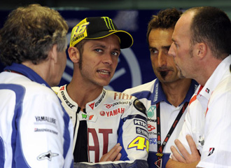 Rossi discute con sus jefes de equipo