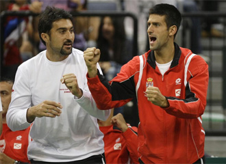 Djokovic tuvo que ver las evoluciones de sus compaeros desde la barrera por una gastroenteritis.