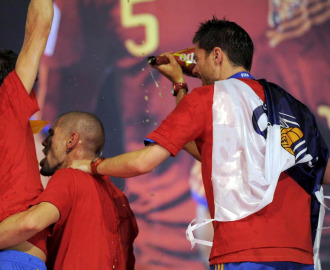 Xabi quiso ataviarse con la bandera del centenario de la Real durante la celebracin de La Roja tras el pasado Mundial.