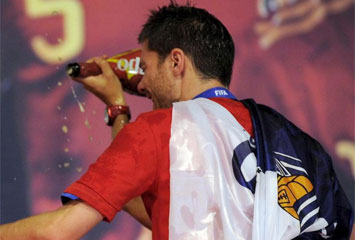 Xabi Alonso, en la celebración del Mundial con la bandera de la Real Sociedad