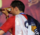 Xabi Alonso, en la celebracin del Mundial con la bandera de la Real Sociedad