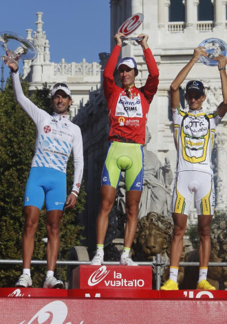 El podio de la Vuelta con Mosquera (izquierda), Nibali (centro) y Velits (derecha).