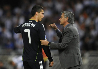 Mourinho habla con Cristiano durante el partido en Anoeta.