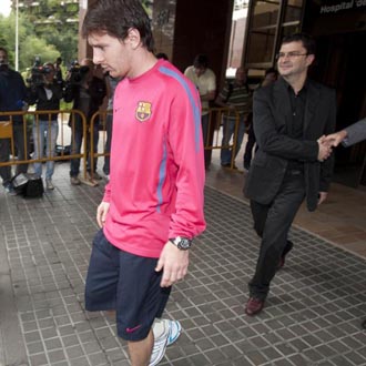 Messi sale del Hospital de Barcelona tras someterse a diversas pruebas para determinar el alcance de su lesin