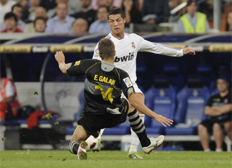 Galn, en el momento que realiza la entrada a Cristiano Ronaldo.