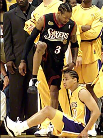 Final de 2001.En el recuerdo, la imagen de Iverson sorteando a un Tyronn Lue que yaca en el suelo tras una magistral suspensin. El menudo base haba sido el arma oculta de Jackson para frenar el torrente anotador de la estrella virginiana