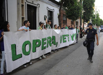 Aficionados del Betis protestan contra Lopera