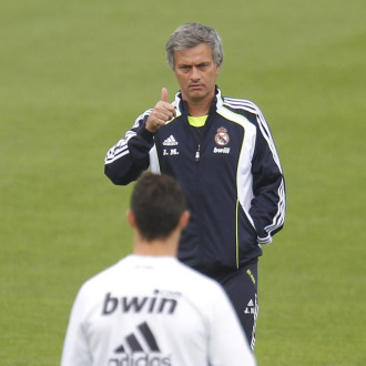 Mourinho hace un gesto de aprobacin a Cristiano durante un entrenamiento