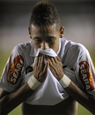 Neymar se lamenta ante el Corinthians.