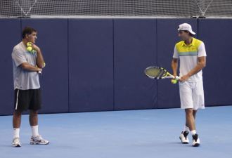 Toni Nadal junto a Rafa durante un entrenamiento en Manacor.