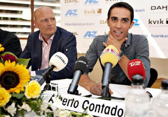 Contador y Riis, en la rueda de prensa de presentacin del espaol como nuevo ciclista del Saxo Bank