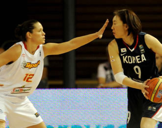 Ana Montaana, defendiendo a una jugadora coreana