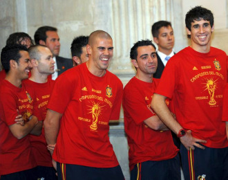 Pedro, Iniesta, Valds, Xavi y Javi Martnez, en un acto con La Roja