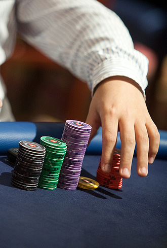 El mayor aliciente que puede tener un jugador de poker es arrebatar parte de sus bienes a otro gracias a su habilidad.