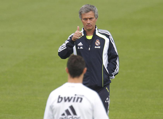 Mourinho habla con Cristiano durante un entrenamiento