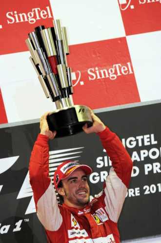Alonso celebra su victoria en el podio de Singapur