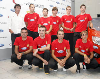 De Santos posa junto al equipo espaol de ciclismo.