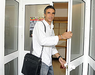 Antonio lvarez abandona las instalaciones de la Ciudad Deportiva del Sevilla tras despedirse de los jugadores